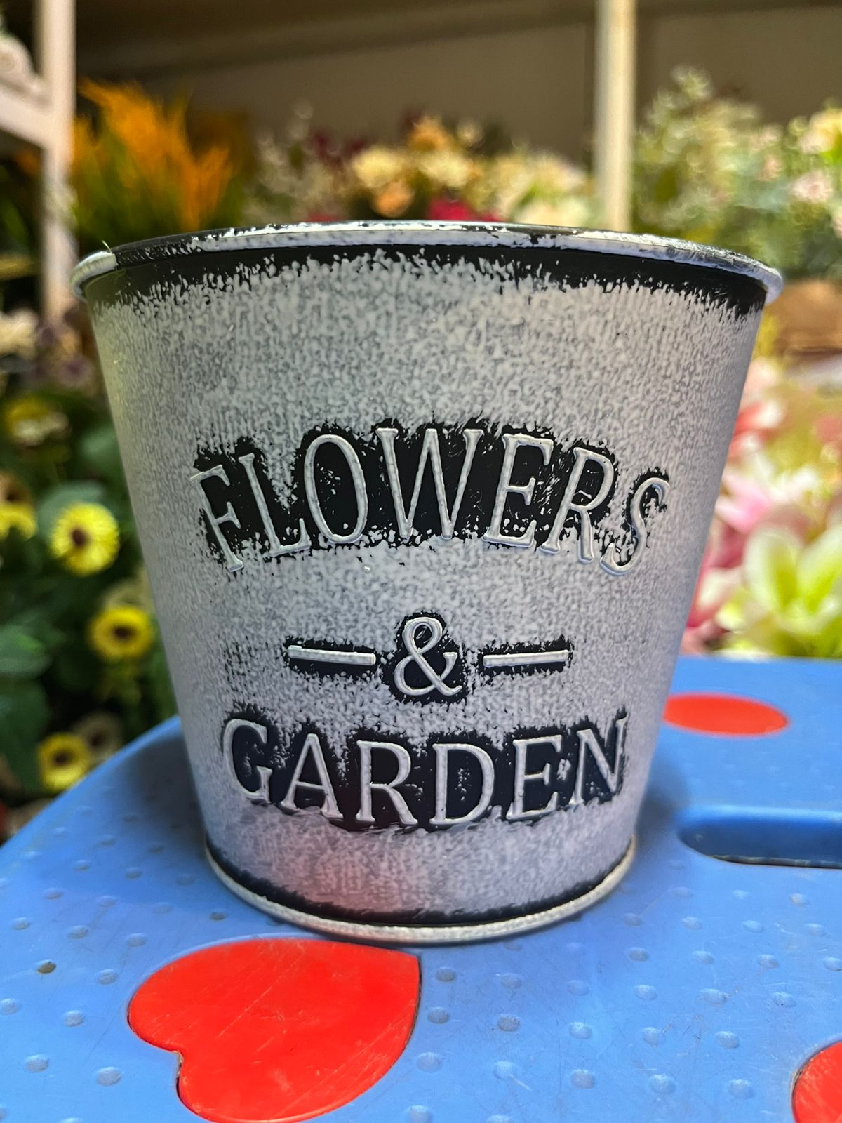 FLOWERS & GARDEN pot